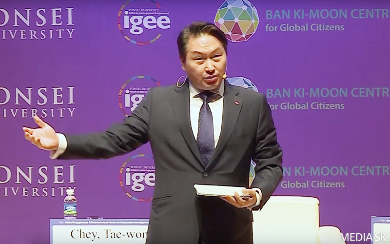 SK그룹 최태원 회장은 글로벌지속가능발전포럼(GEEF)에서 강연하는 모습