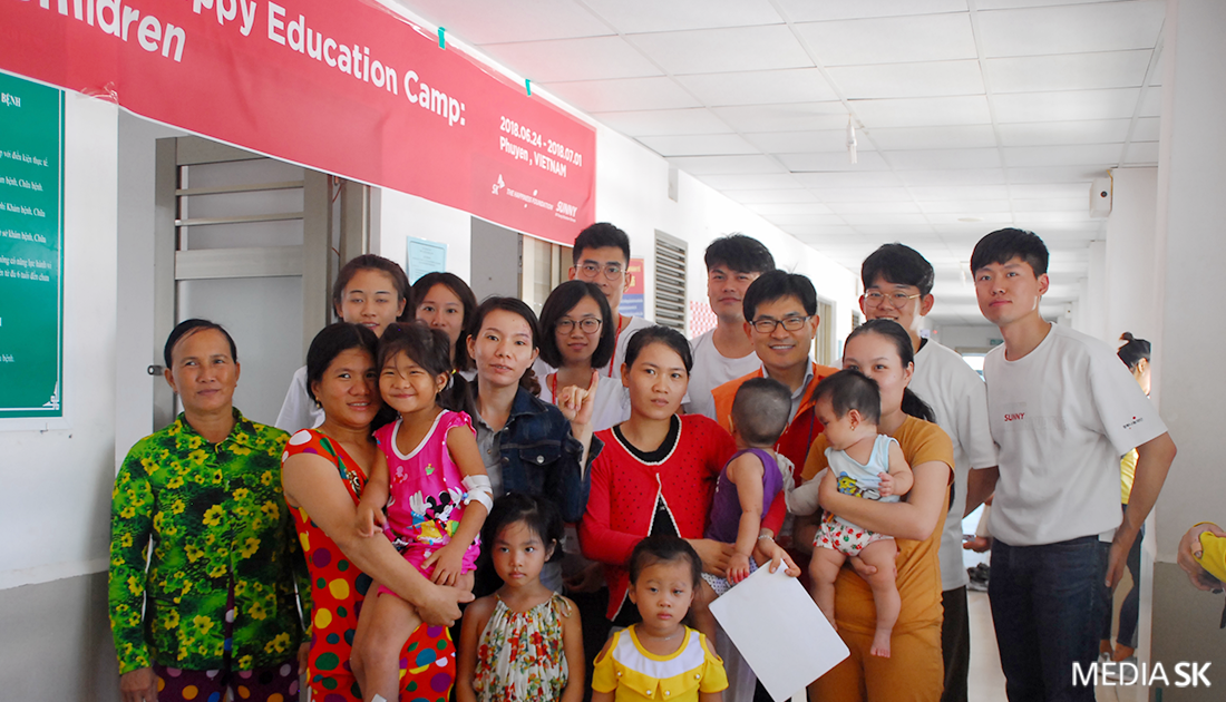 세민얼굴기형돕기회와 SK가 함께 방문한 베트남 병원 단체사진