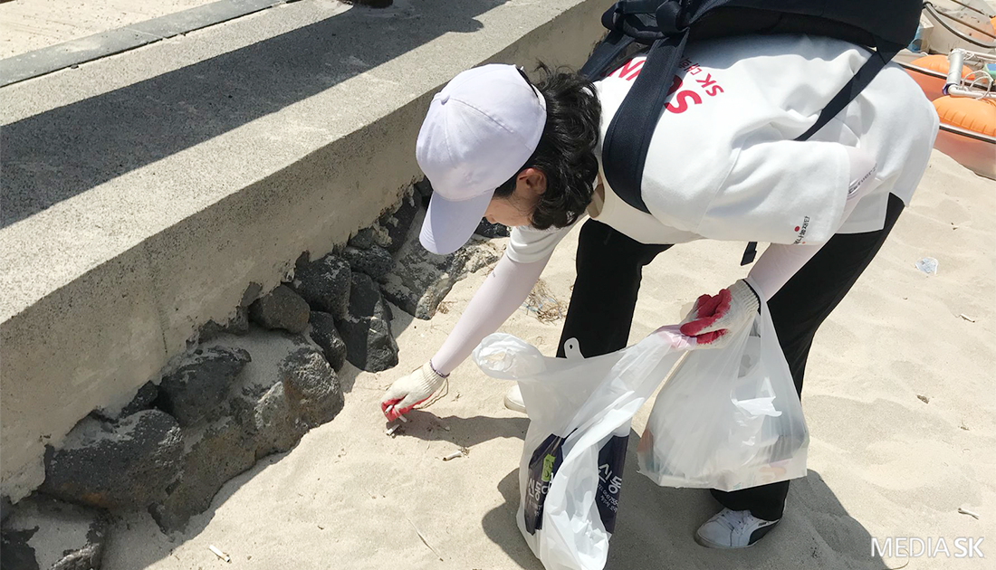 해변 쓰레기를 줍는 SK SUNNY