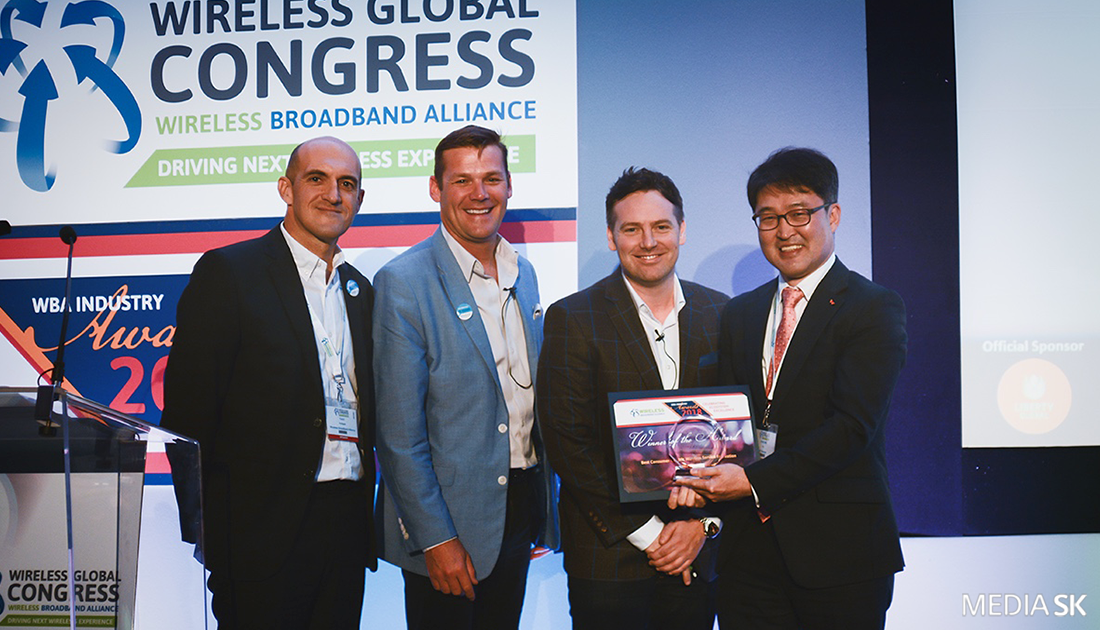 영국 런던에서 열린 ‘WBA 인더스트리 어워드(Wireless Broadband Alliance Industry Award)’에서 ‘최우수 고객가치 혁신(Best Consumer-Centric Wireless Service Innovation)’ 상을  수상하면서 찍은 기념사진